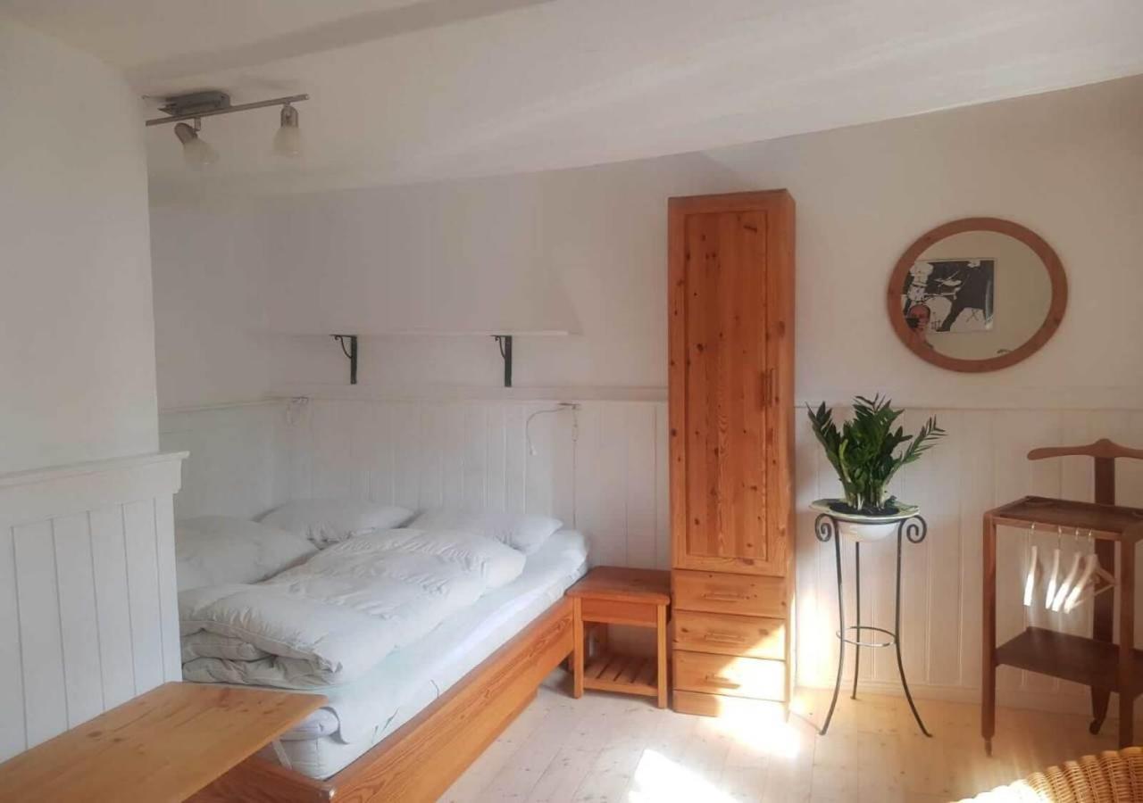 Aeltestes Haus In Quentel - Ferienwohnung 1 Mit Kleinem Garten Lichtenau Eksteriør bilde